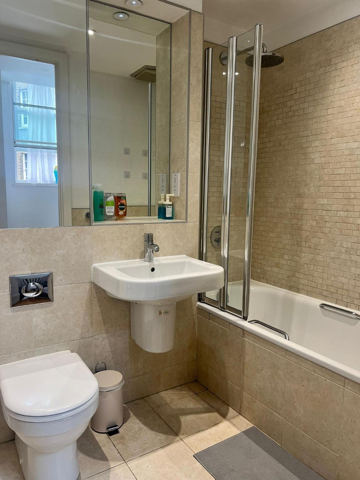 One Bedroom Apartment In Holborn Londen Buitenkant foto